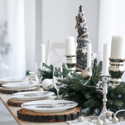 Table de fête pour accueillir des invités 